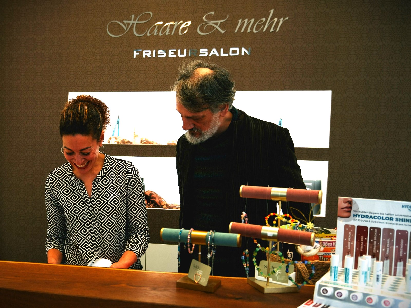 Stephanie und Ioannis am Empfangsbereich